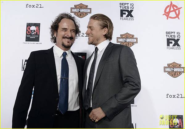 charlie-hunnam-talks-fifty-shades-of-grey-for-first-time-28.jpg