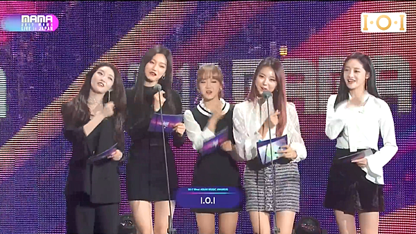 I.O.I as guest announcing best new female artist 01.png