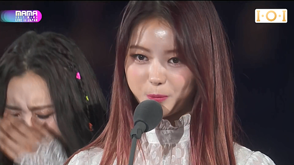 I.O.I as guest announcing best new female artist 08.png