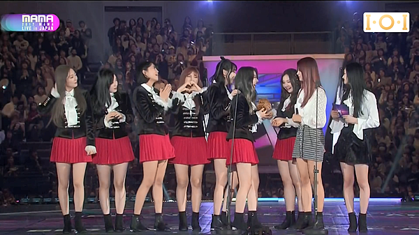 I.O.I as guest announcing best new female artist 09.png