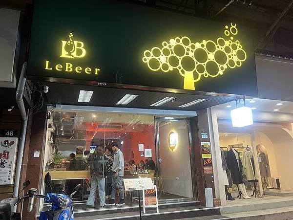 17979983-8EDF-4D25-9B3A-ADF10A0994A1