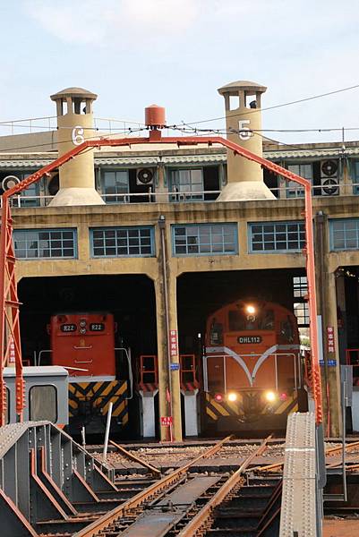 103年08月09日與治平兒搭火車環島二日遊_34-彰化扇型車庫.JPG