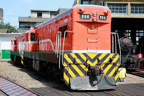 103年08月09日與治平兒搭火車環島二日遊_67-彰化扇型車庫.JPG