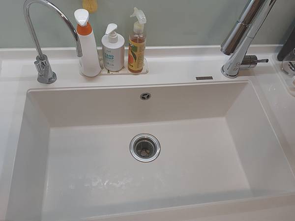 青埔新居修裝紀錄 整體廚房篇 純白色人造石枱面及雪白色的科瑞花崗岩水槽 恩熙花草情 痞客邦