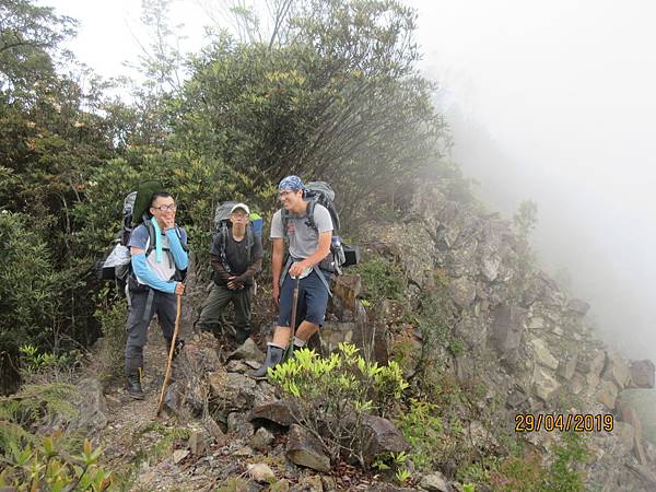 關刀山前岩稜起霧崩壁