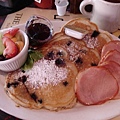 我點的Blueberry Pancake，side是canadian bacon