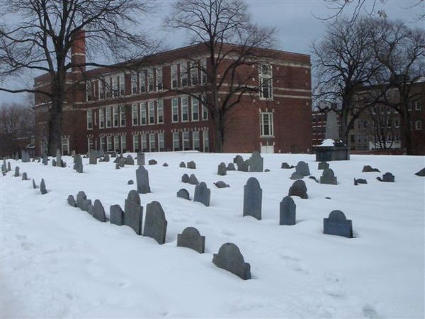 積雪的墓園