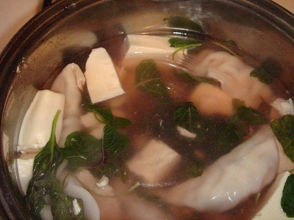 豆腐莧菜雞肉湯餃，反正就是把材料全放下去煮熟就對啦～