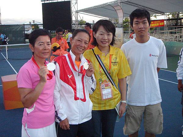 和女雙銀牌何秋香、何秋美合照，右邊是家豪