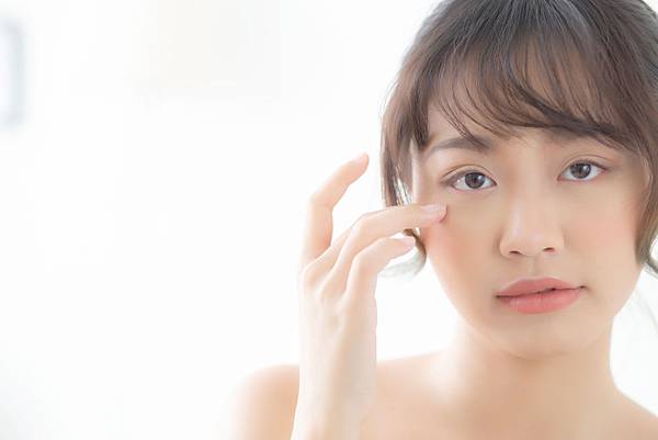 【眼窩凹陷】憔悴的骷髏眼 -- 淺談上眼窩凹陷的處理(眼窩補脂填充 vs 提眼肌) 【眼窩凹陷】憔悴的骷髏眼 -- 淺談上眼窩凹陷的處理(眼窩補脂填充 vs 提眼肌)