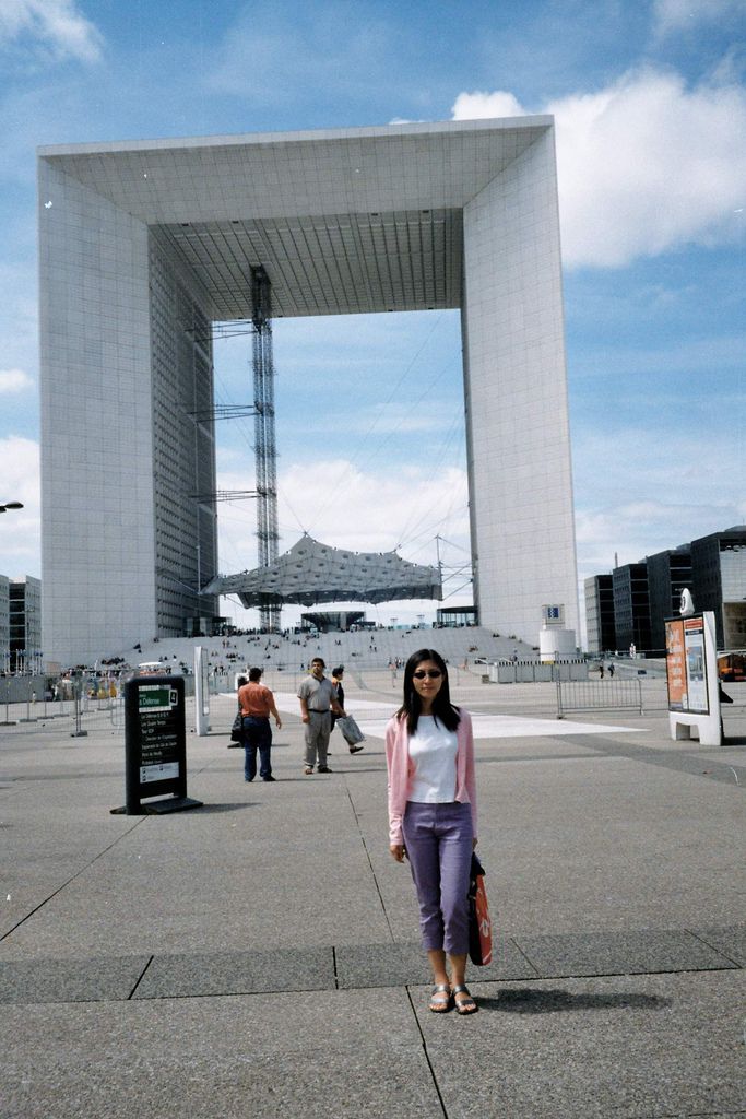 2001-07-21_05_Paris_La Defense_Grande Arche_01.jpg