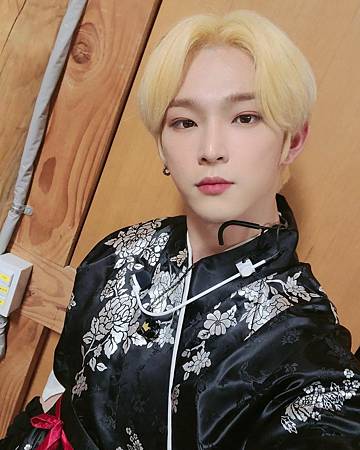 official_oneus_20211015_193812_2.jpg