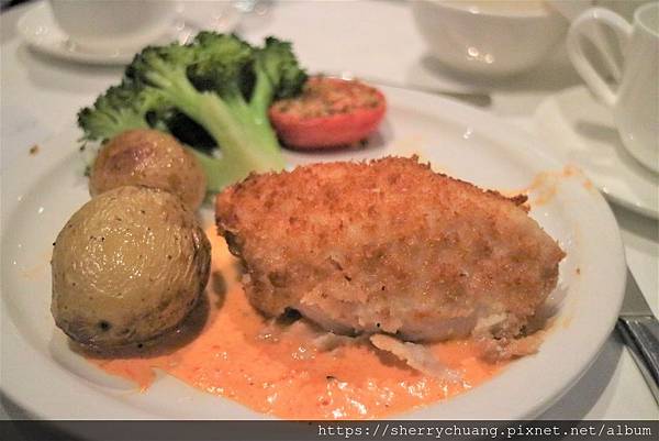 加拿大尼加拉瀑布城觀瀑餐廳的雞肉主餐