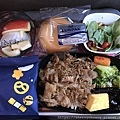星宇航空從台灣飛吉隆坡的飛機餐牛肉飯