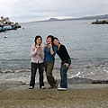 三姐妹在岸邊