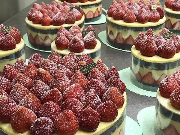 內湖草莓蛋糕推薦!澎湃爆量新鮮大湖草莓，冬季限定法式經典別錯