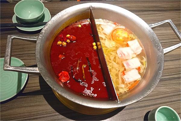 青花驕麻辣火鍋 青花椒麻辣鍋 酸菜白肉鍋 口感及味道都很不錯 後半百人生就這樣吃喝玩樂過吧 痞客邦