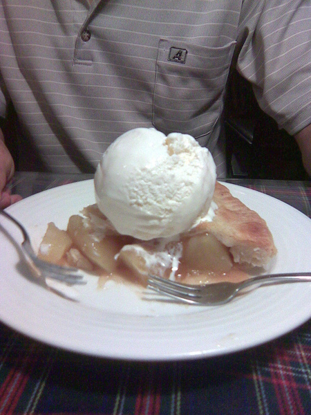 apple pie with ice cream