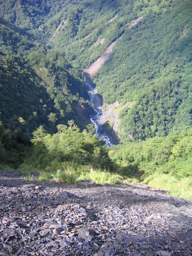 爬山路中的崩塌山路.jpg