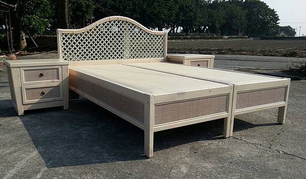 洗白鄉村風格籐木結合製造的床組。客戶特別指定的，完成了