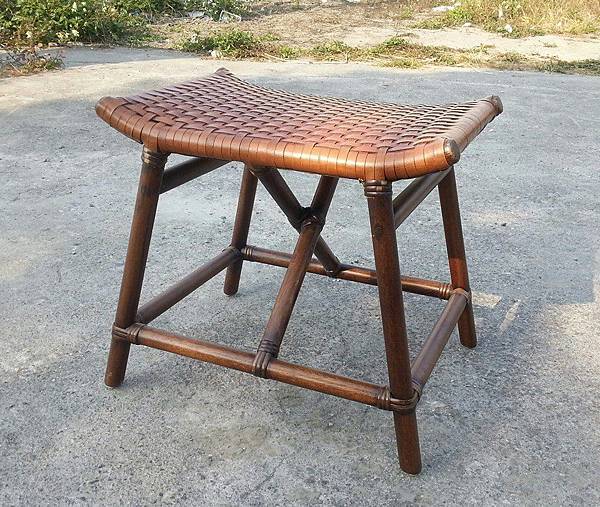 這是一張瑪瑙籐骨架及皮革手工編織而成的椅凳，相當特殊。