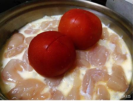 奶油雞肉整顆番茄飯-蒸之前
