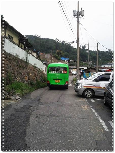 小區公車不斷來回，要參觀螞蟻村最好是從上面逛下來，省的爬到腳抖