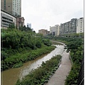 暴雨過後的清溪川，白色的川變成黃色的