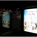 首爾站外面的等公車，6號等車的地方有花漾爺爺的廣告