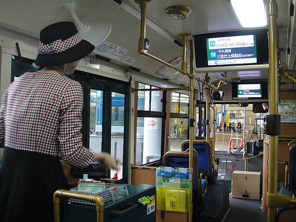 神戶觀光巴士，有車掌小姐在車上售票跟介紹