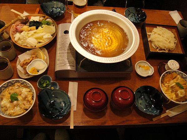 晚餐吃火鍋+親子丼，好吃但火鍋沒什麼料也好貴