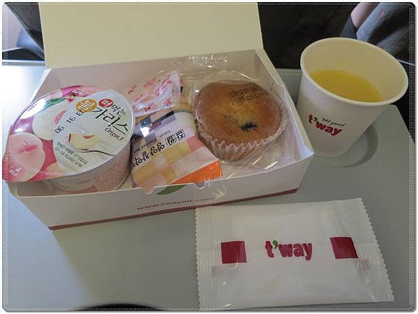 機上小餐盒，藍莓杯糕、一個米製的甜甜餅，還有實在不敢吃的優格