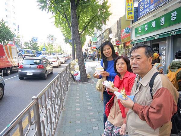 沒地方坐比較困擾，對著車道吃早餐也只有阿爸阿母做的出來:P