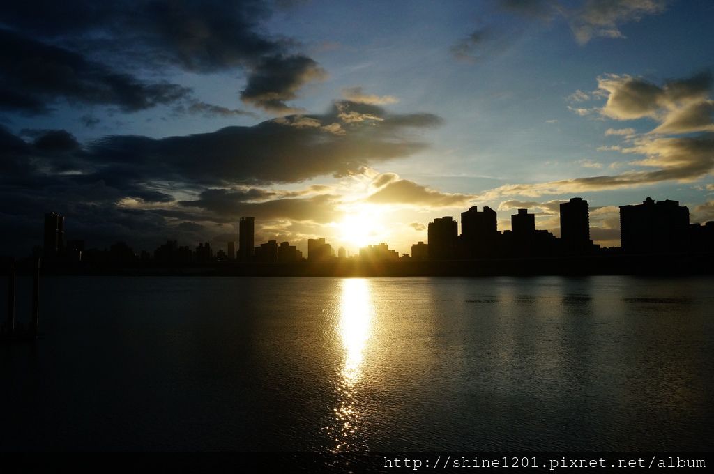 台北景點 大稻埕碼頭 PIER5貨櫃屋市集 百齡罈BHOUSE 台北夕陽夜景