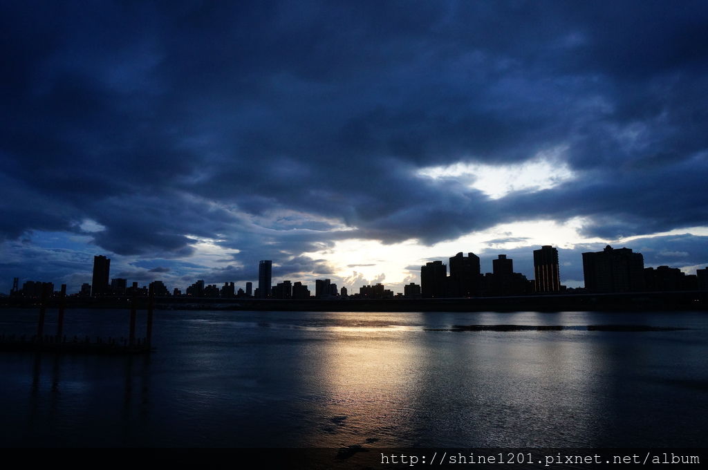 台北景點 大稻埕碼頭 PIER5貨櫃屋市集 百齡罈BHOUSE 台北夕陽夜景 台北景點 大稻埕碼頭 PIER5貨櫃屋市集 百齡罈BHOUSE 台北夕陽夜景