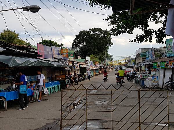 Sibulan碼頭外的街道.jpg