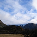 藏身雲霧之中的雪山