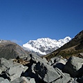 雲霧散去，藍天下的雪山這麼美