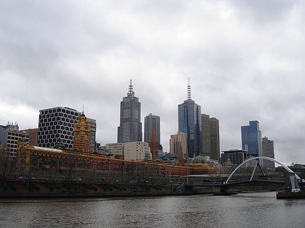 遠方是壯觀的Flinders Station