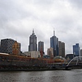 遠方是壯觀的Flinders Station