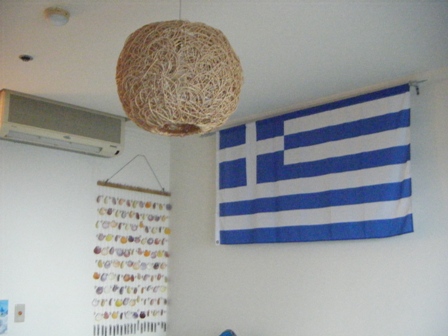 牆上還掛著希臘國旗喔