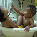 2014-09-21 兩隻大孩擠小浴盆 