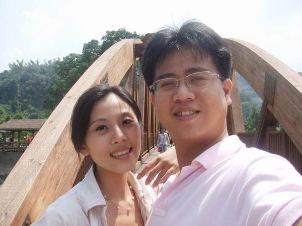阿瓜大頭把情人木橋4個字擋住了