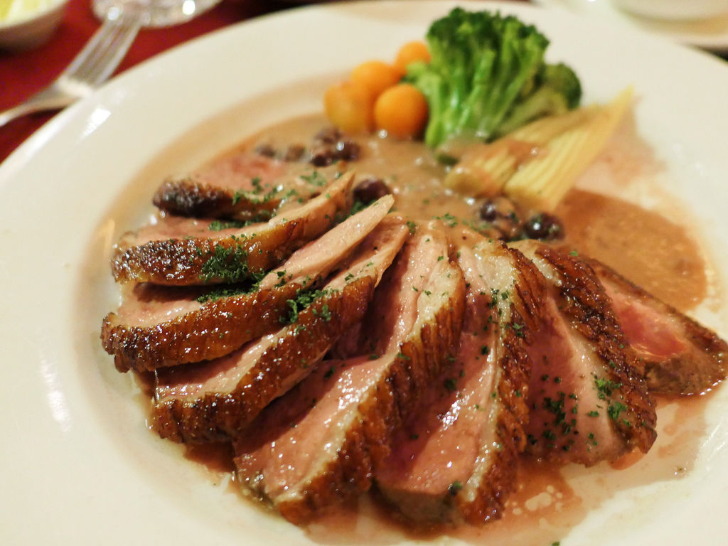 台北大安—沾美西餐廳七十年老字號鴨肝牛排 沙拉水果甜點吃到 台北大安—沾美西餐廳七十年老字號鴨肝牛排 沙拉水果甜點吃到