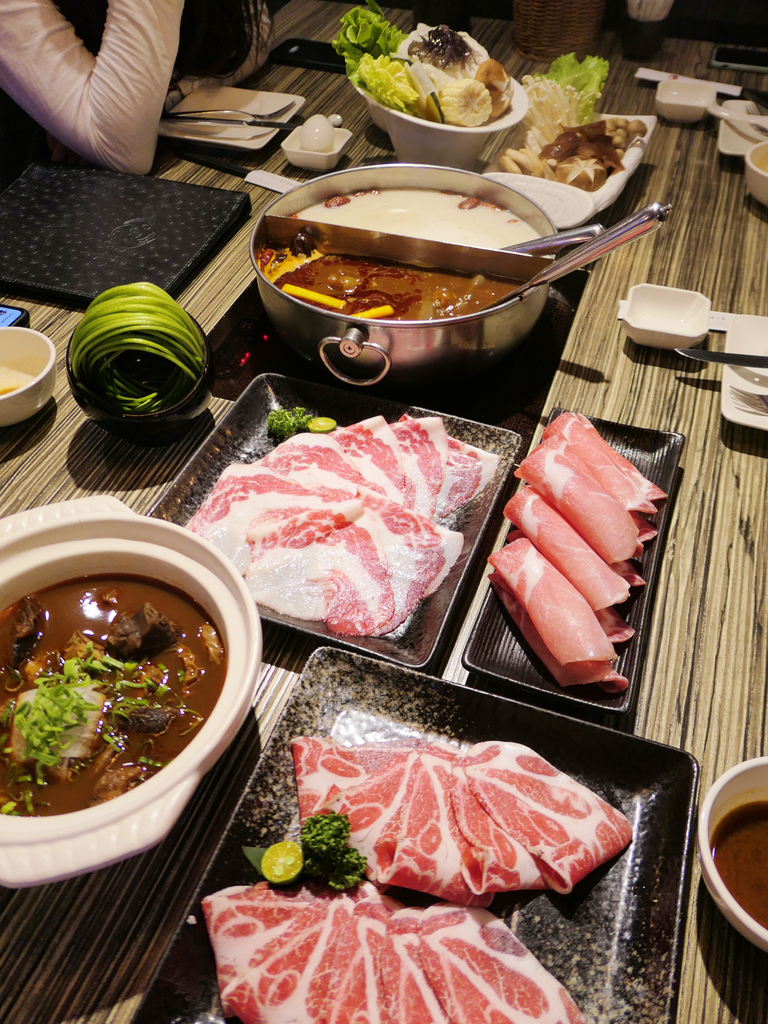 台北松山—麻神麻辣火鍋｜麻中之神 果凍鴨血徜徉麻而不辣蔬食湯