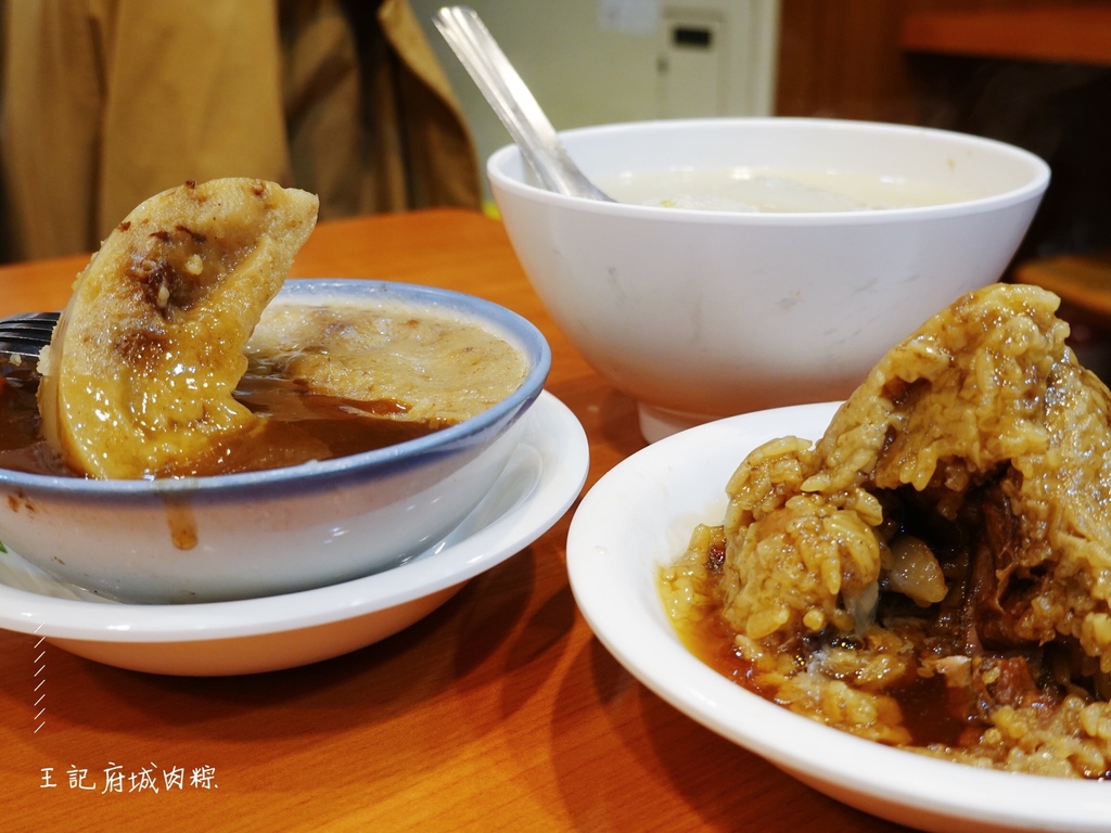 [食記] 台北萬華—王記府城肉粽｜南部小吃台北如實呈現 肉粽、碗粿