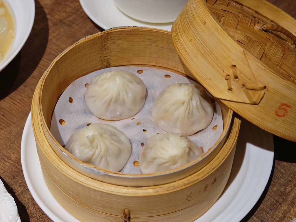 台北大安—上海宴｜飽含皮凍的剔透小籠包 是不輸米其林的爆湯滋