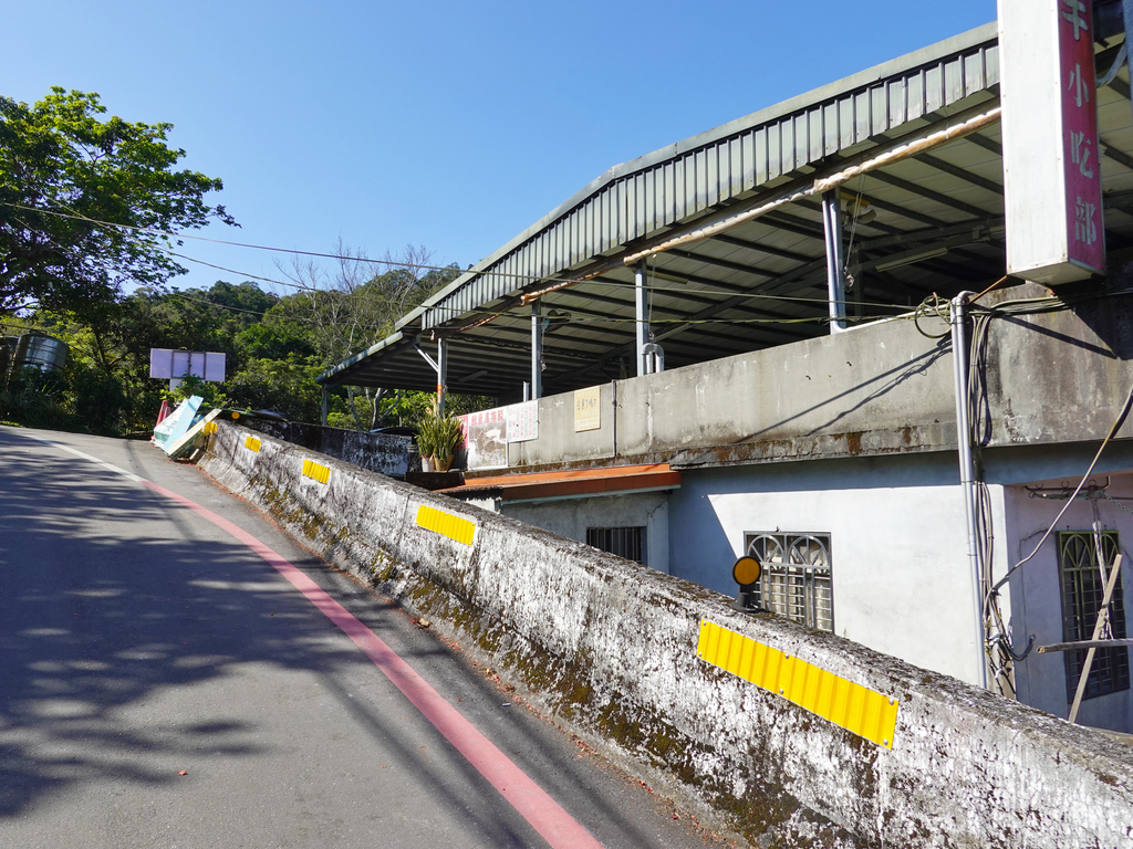 新北石碇—阿牛小吃部｜一覽土虱頭的風和日麗｜北宜路、千島湖、