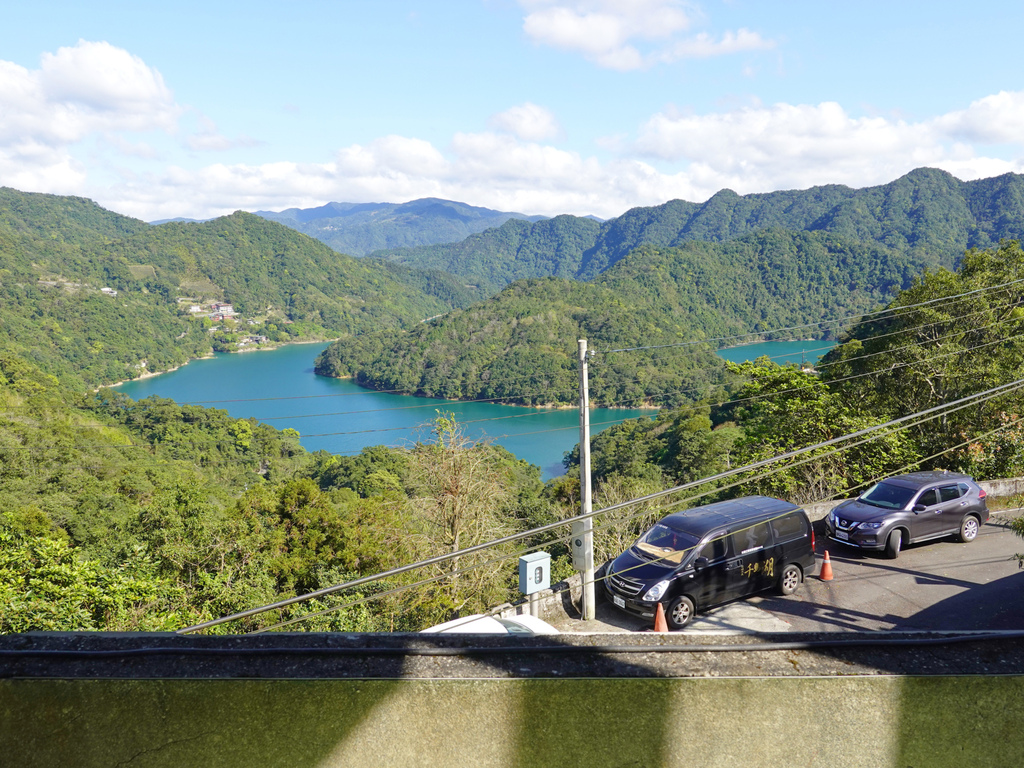 新北石碇—阿牛小吃部｜一覽土虱頭的風和日麗｜北宜路、千島湖、