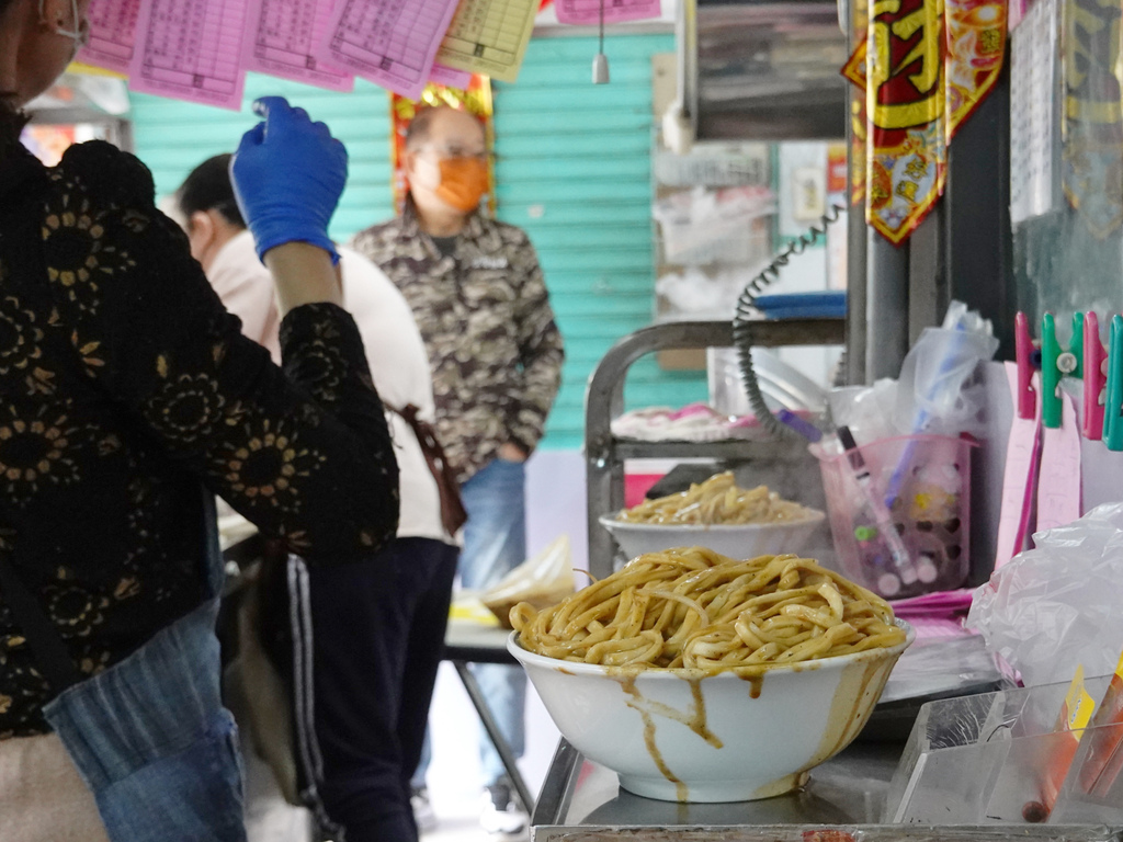 嘉義西區—老張麵店｜大碗公乾麵與豐富滷味的平價飽足體驗｜平等